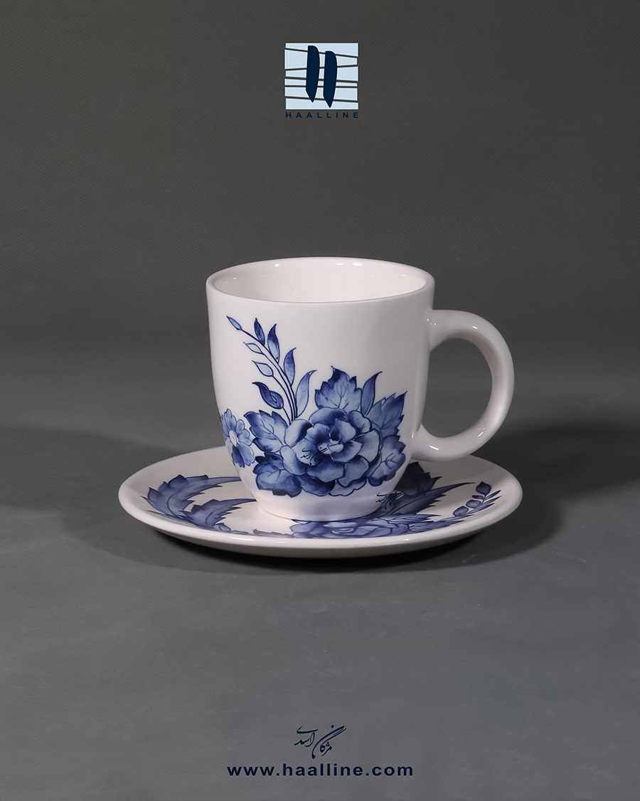 فنجان و زیر فنجانی سرامیکی مدل 9575 با نقش گل فرنگ آبی و سفید زیرلعابی طراحی و نقاشی شده با دست کد: CUP AND SAUCER-BW-9575