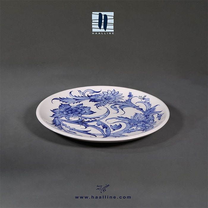 بشقاب سرامیکی مدل 24 با نقوش ختایی به رنگ آبی و سفید زیرلعابی طراحی و نقاشی شده با دست کد:  PLATE-BW-24