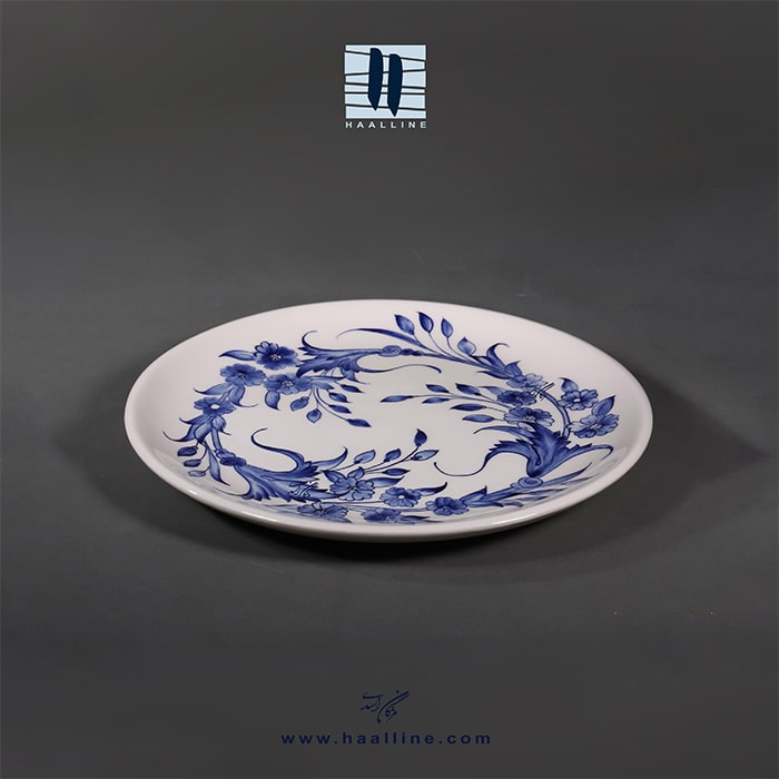 بشقاب سرامیکی مدل 24 با نقوش گلهای اسلیمی و شکوفه بهاری آبی و سفید زیرلعابی طراحی و نقاشی با دست  کد:  PLATE-BW-24