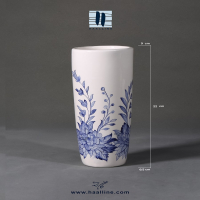 گلدان سرامیکی مدل لاله 2290 سایز کوچک با گل های ختایی آبی و سفید زیرلعابی که طراحی و نقاشی آن با دست انجام شده است کد: LALEH-BW-S-2290