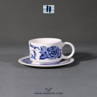 ماگ و پیش دستی سرامیکی مدل 7595 با گل فرنگ آبی و سفید زیرلعابی طراحی و نقاشی با دست کد: CUP AND SAUCER -BW-M-7595
