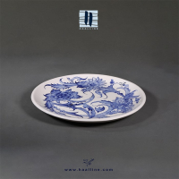 بشقاب سرامیکی مدل 24 با نقوش ختایی به رنگ آبی و سفید زیرلعابی طراحی و نقاشی شده با دست کد:  PLATE-BW-24